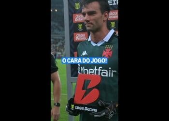 Vídeo exibe Léo Jardim recebendo o prêmio de melhor jogador no Vasco 0 x 0 Flamengo; assista