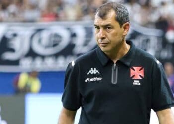 Fábio Carille conquista 9 vitórias em 19 partidas à frente do Vasco.