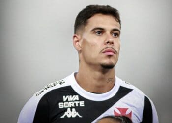 Representantes do Fenerbahçe visitaram o Maracanã para analisar o zagueiro Lucas Freitas.