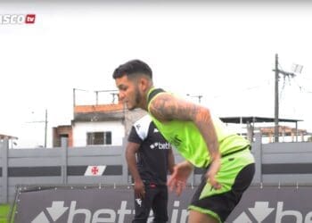 Adson realizou treino individualizado fora do elenco do Vasco neste domingo.