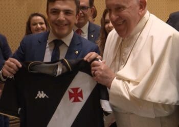 Papa Francisco recebeu camiseta do Vasco em 2023; confira a imagem.