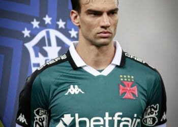 Léo Jardim é o arqueiro com o maior número de defesas no Campeonato Brasileiro desde sua chegada ao Vasco em 2023.