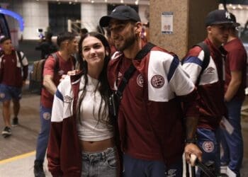 Confira imagens da chegada do Lanús ao Rio de Janeiro.