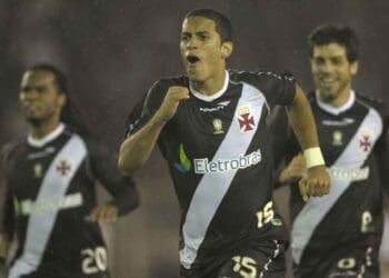 Romulo recorda a disputa de pênaltis contra o Lanús nas oitavas de final da Libertadores de 2012.