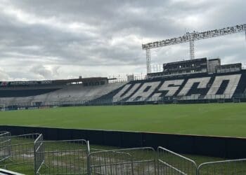 Confira a imagem desta terça-feira do campo de São Januário, cenário de Vasco x Lanús pela Sul-Americana.