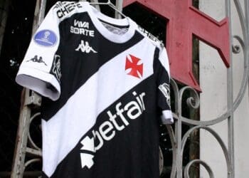 Vasco compartilha imagem da camiseta em São Januário.