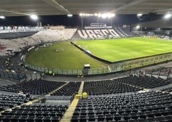 Torcedores do Vasco começam a se reunir em São Januário