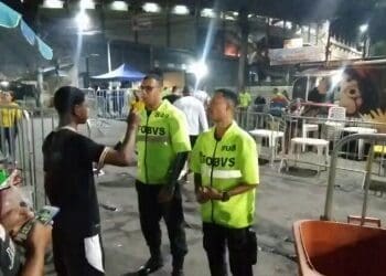 Vídeo revela bloqueio de acesso na Av. Roberto Dinamite.