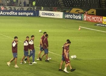 Atletas do Lanús realizam reconhecimento do campo em São Januário; confira as imagens.