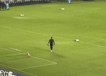 Goleiros do Vasco fazem aquecimento no gramado; confira