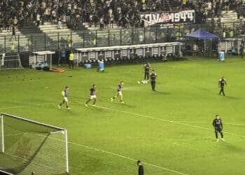 Atletas do Vasco realizam aquecimento no campo de São Januário; confira as imagens.