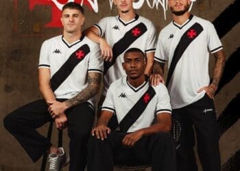 Confira mais imagens da nova camisa 2 do Vasco.