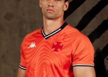 Confira imagens da nova camisa de goleiro do Vasco.