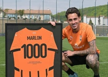 Marlon Gomes recebe homenagens por ter feito o milésimo gol brasileiro do Shakhtar Donetsk.
