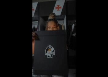 Rainha de bateria da Imperatriz, Maria Mariá compartilha vídeo de unboxing da nova camisa branca do Vasco