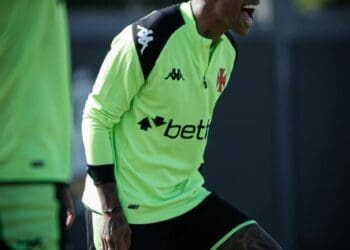 Tchê Tchê participou normalmente do treino com os colegas neste sábado.