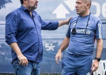 Sob pressão no Cruzeiro, Alexandre Mattos enfrenta o Vasco um ano após sua saída do clube.