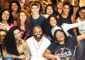 Confira imagens da apresentação de Evelyn Bastos e João Vitor Araújo sobre o Carnaval 2025 no Candinho.
