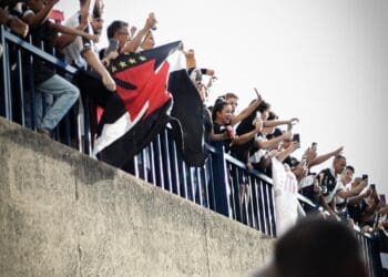 Vasco compartilha imagem da torcida acolhendo a equipe no Parque do Sabiá; confira
