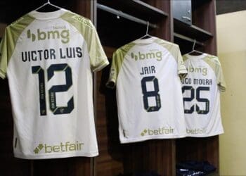 Vasco irá usar a camisa 3 no confronto contra o Cruzeiro; confira imagens do vestiário do clube.