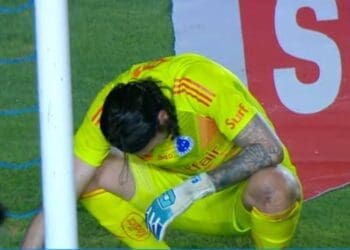 Goleiro Cássio, do Cruzeiro, se emociona após a partida contra o Vasco