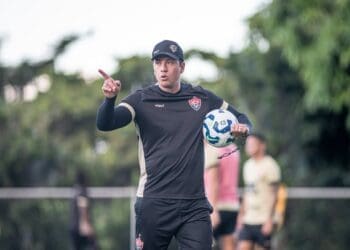 Thiago Carpini rejeita proposta do Vasco e afirma que deseja permanecer no Vitória.