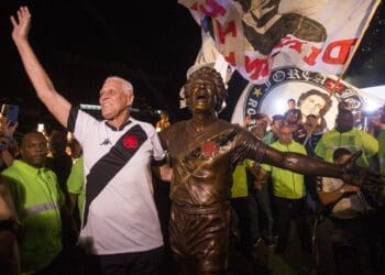 Há 3 anos, estava sendo inaugurada a estátua de Roberto Dinamite em São Januário.