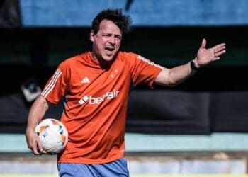 A escolha do Vasco por Fernando Diniz indica que Pedrinho procura um time com um estilo de jogo ofensivo.