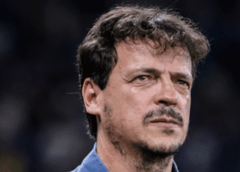 Vasco aguarda finalizar contrato com Fernando Diniz e ter o treinador à margem do campo já no confronto contra o Palmeiras.