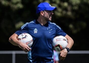 Paulo Pezzolano tem preferência por atuar na Europa, mas não exclui a possibilidade de negociar com o Vasco.