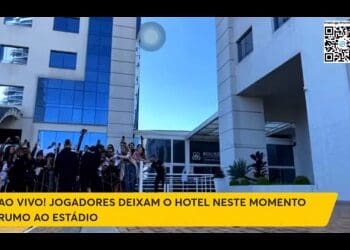 Jogadores do Vasco interagiram com torcedores na saída do hotel; Felipe recebeu muitos elogios.