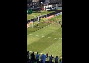 Goleiros do Vasco realizam aquecimento no campo; assista ao vídeo