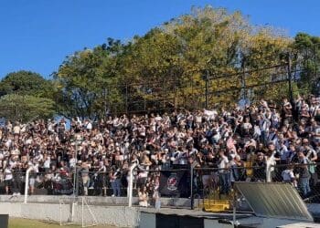 Torcida do Vasco preenche completamente o setor visitante do Germano Krüger; confira