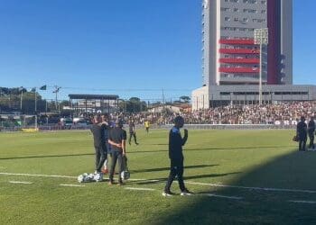 Hoje no Operário, Daniel Amorim saudou a equipe do Vasco antes da partida; confira