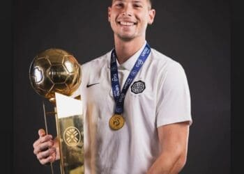 Capasso compartilha imagem com troféu após declaração de Felipe na coletiva do jogo Operário 1 x 1 Vasco.