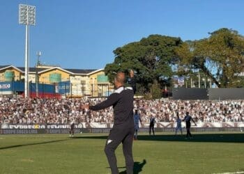 Confira as reações de Felipe à margem do campo no empate entre Vasco e Operário.