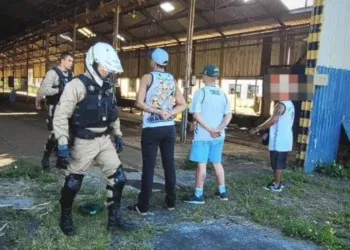 Torcedores do Coritiba que assistiam ao jogo do Vasco contra o Operário são apreendidos.