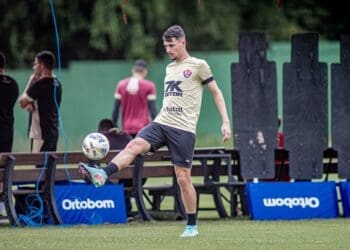 Claudinho é punido com o 3º cartão amarelo e ficará de fora do confronto entre Vitória e Vasco.