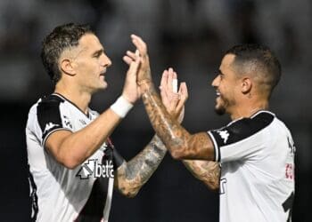 Confira a escalação do Vasco para o confronto contra o Palmeiras; Philippe Coutinho e Vegetti são preservados.