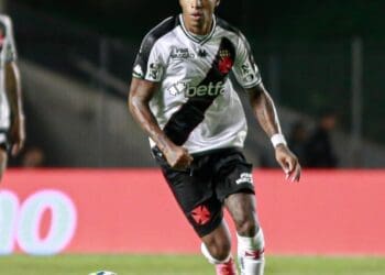 Tchê Tchê reassume a titularidade no Vasco após mais de 20 dias.