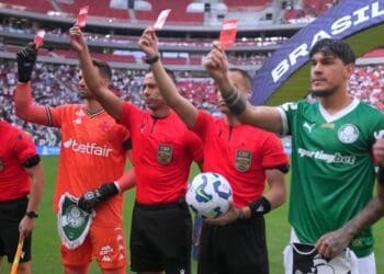 Capitães de Vasco e Palmeiras e arbitragem exibem cartão vermelho contra o racismo antes da partida; confira a foto