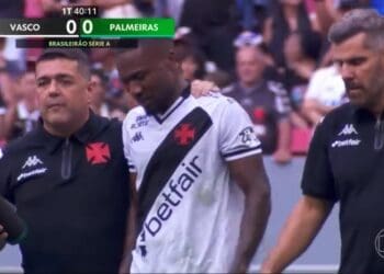 Loide Augusto e Lucas Freitas se lesionam e são trocados no final do 1º tempo; angolano ficou em lágrimas.