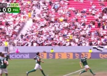 Lateral do Palmeiras evitou o que poderia ser o gol do Vasco no final do 1º tempo; confira o lance.