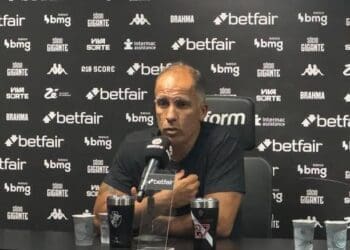 Felipe destaca o defensor Luiz Gustavo e discute os jovens talentos da base.