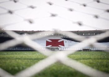 Vasco enfrenta processo de pais de garoto acertado por saco de cimento em São Januário durante evento de natação