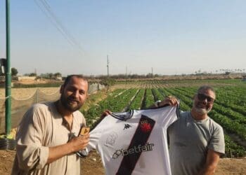 Seguidor egípcio se fascina com a camisa do Vasco de Philippe Coutinho