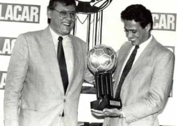 Confira a imagem de Roberto Dinamite recebendo a Bola de Prata como artilheiro do Campeonato Brasileiro de 1984.