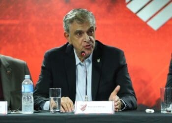 Presidente do Athletico-PR comenta negociação do zagueiro Léo com o Vasco, que está em recuperação judicial