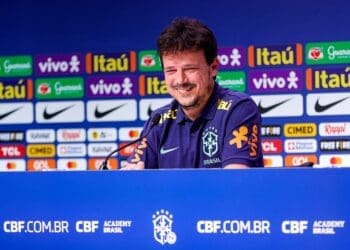 Fernando Diniz tomará as rédeas da equipe no domingo e liderará o time na partida contra o Lanús.