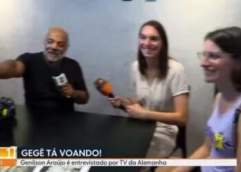 Cinegrafista da TV alemã veste camisa do Vasco durante filmagem do programa ‘RJ’ da TV Globo